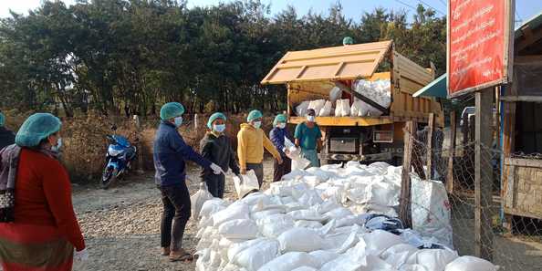 Staff and volunteers sending the food Items to the camps. ©HARP-F partner